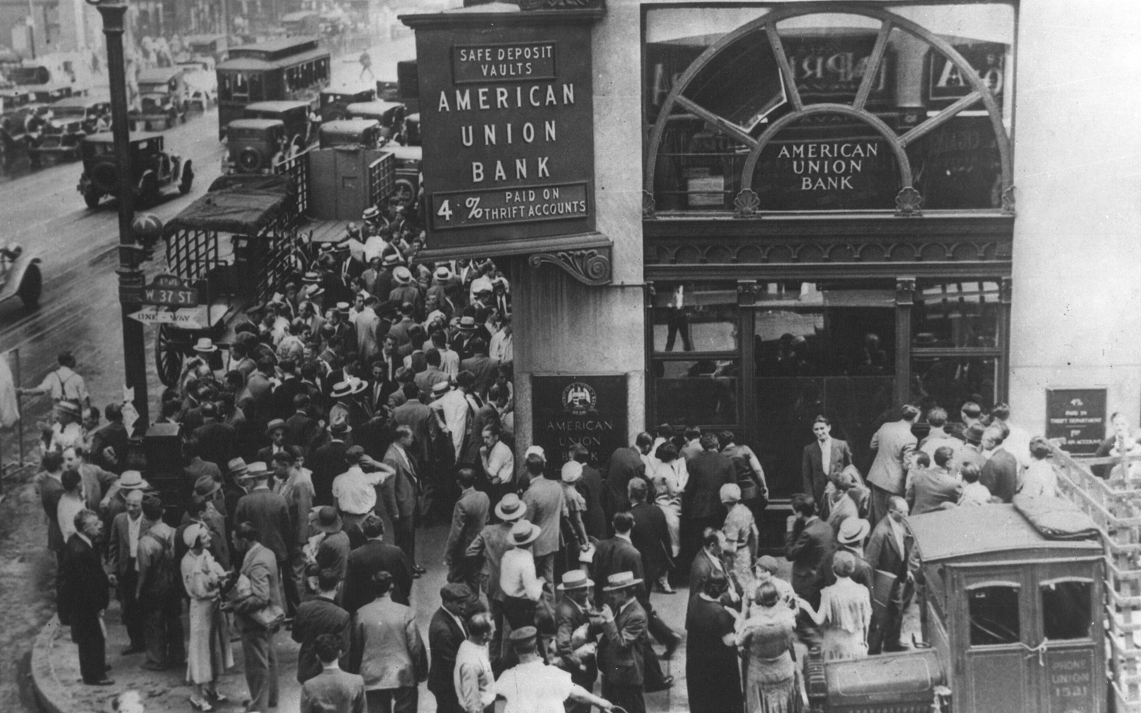A dense crowd of depositors outside the American Union Bank in New York in 1932